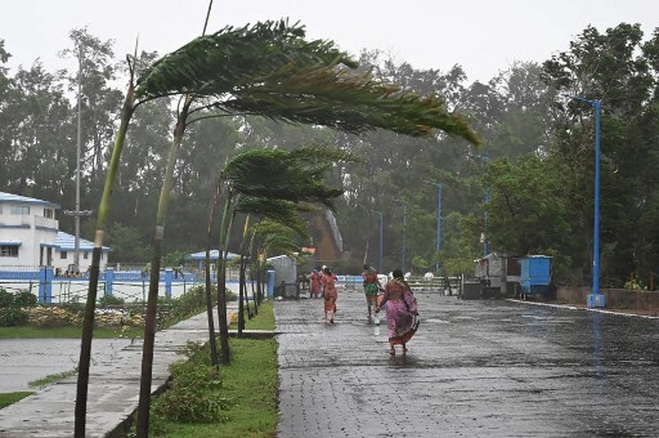 Siêu bão tàn phá Ấn Độ giữa dịch Covid-19, thị trấn ven biển bị nhấn chìm - 10 Siêu bão tàn phá Ấn Độ giữa dịch Covid-19, thị trấn ven biển bị nhấn chìm - 10