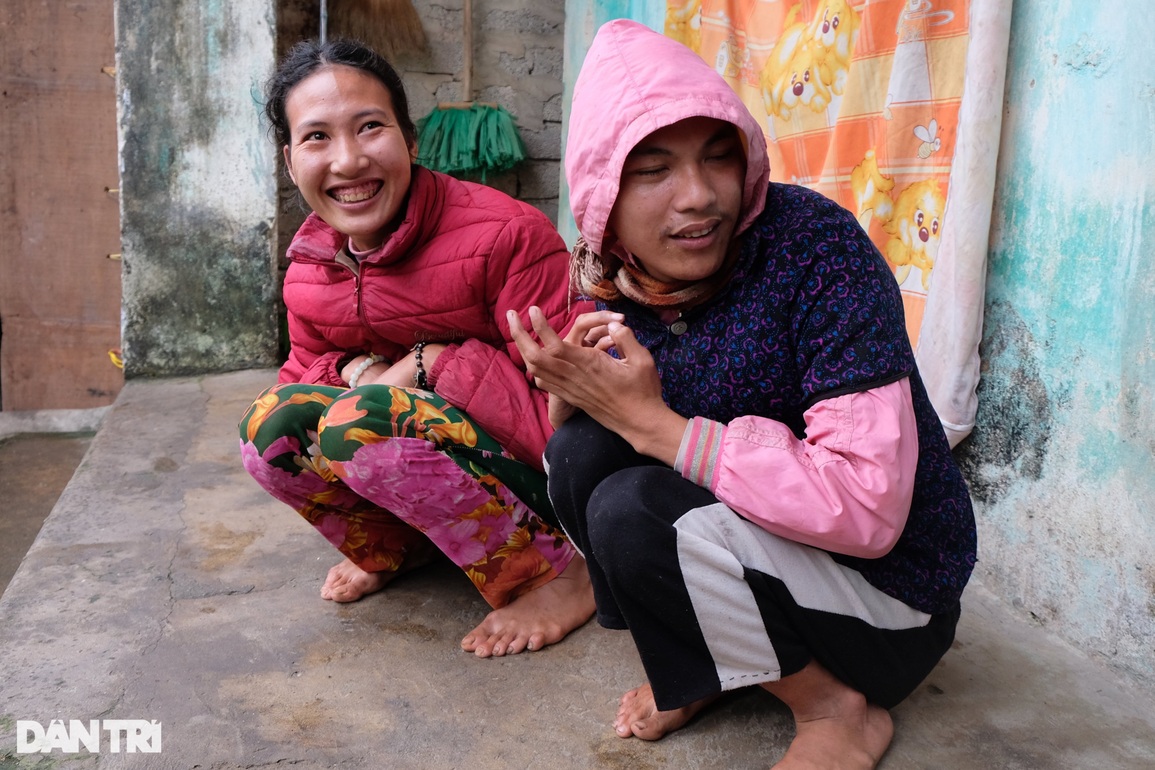 Xót cảnh người đàn ông mang trọng bệnh, vợ ngẩn ngơ và hai con tâm thần - 1 Xót cảnh người đàn ông mang trọng bệnh, vợ ngẩn ngơ và hai con tâm thần - 1