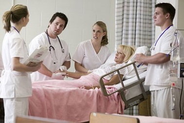 Vì sao nghề y tá kén chọn nam giới?