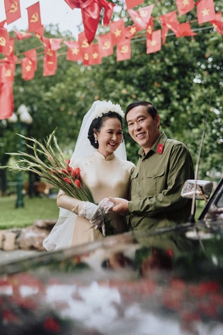 NSND Lan Hương xúc động tái hiện ảnh cưới: "Anh Kỷ tự tay bó hoa cho tôi" - 4