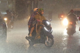 Mưa trắng trời đêm ở TPHCM trước giờ bão Kalmaegi vào Biển Đông