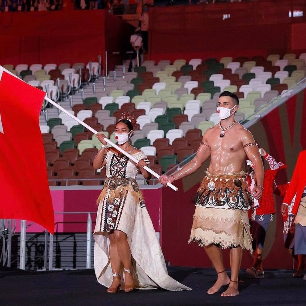 VĐV cởi trần khoe cơ bắp 6 múi gây sốt ở lễ khai mạc Olympic Tokyo - 1 VĐV cởi trần khoe cơ bắp 6 múi gây sốt ở lễ khai mạc Olympic Tokyo - 1