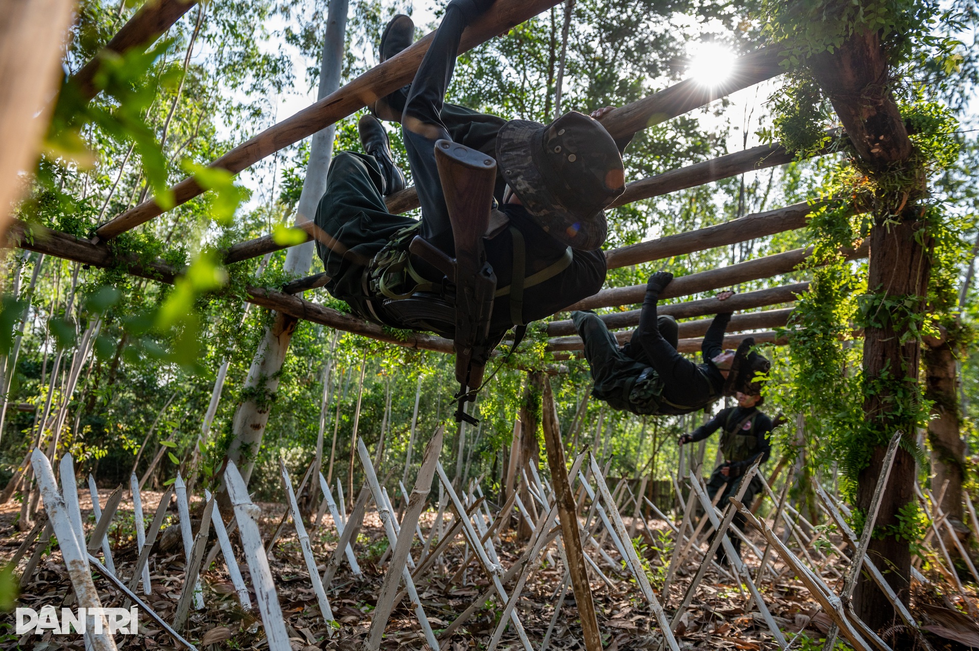 Cảnh sát chống khủng bố: Bí ẩn dưới lớp lá bạch đàn khô - 3 Cảnh sát chống khủng bố: Bí ẩn dưới lớp lá bạch đàn khô - 3