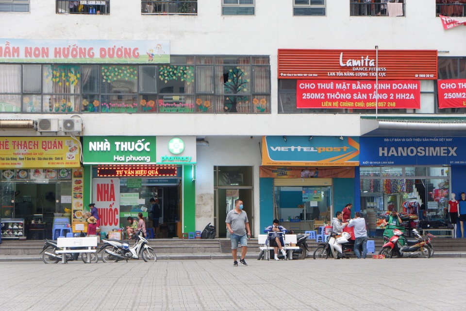 Nhịp sống trở lại trên bán đảo Linh Đàm một ngày sau lệnh khử trùng - 7