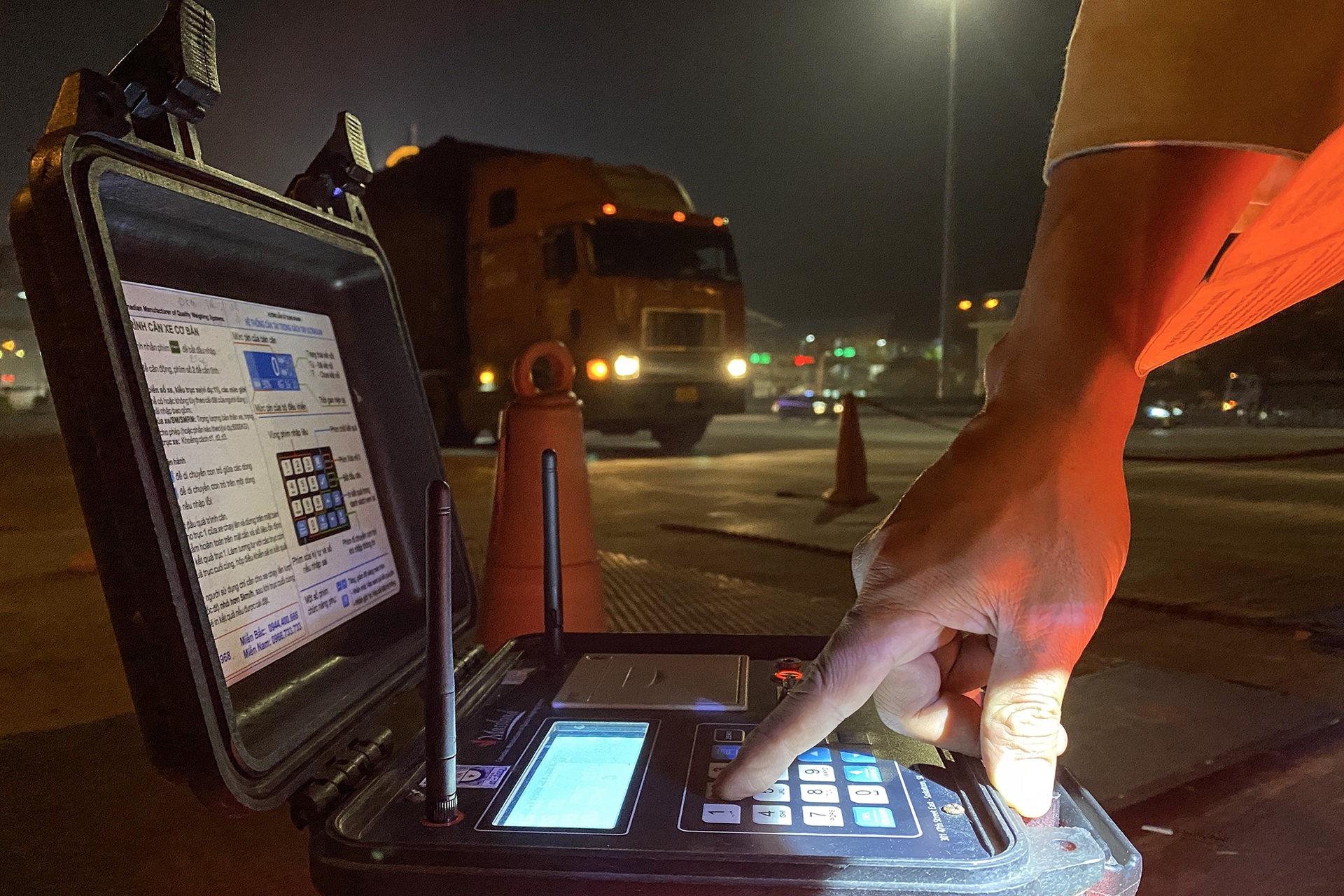 Xe siêu trường quá tải trọng tăng ga không hợp tác, uy hiếp CSGT ở Hà Nội - 10 Xe siêu trường quá tải trọng tăng ga không hợp tác, uy hiếp CSGT ở Hà Nội - 10