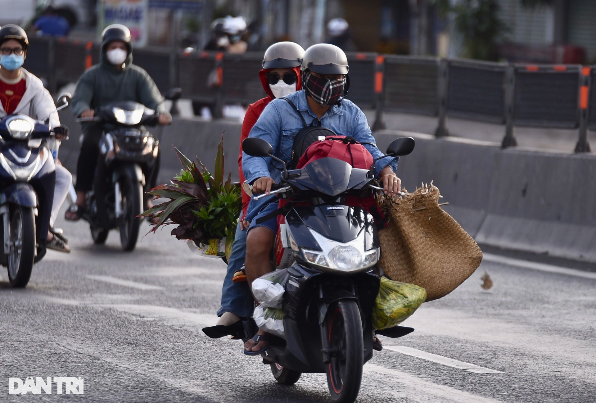 Phà Cát Lái kẹt xe hơn 2km khi người dân trở lại TPHCM sau kỳ nghỉ Tết - 10 Phà Cát Lái kẹt xe hơn 2km khi người dân trở lại TPHCM sau kỳ nghỉ Tết - 10