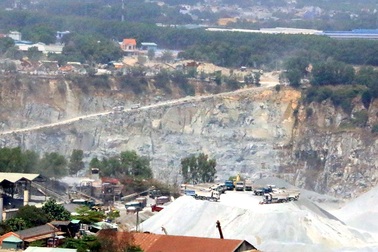 Bình Dương: Ồ ạt khai thác tận thu mỏ đá Tân Đông Hiệp trước ngày "hết phép"