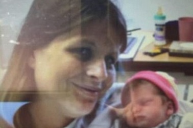 Cô gái đi lạc tự sinh con và sống sót trong rừng