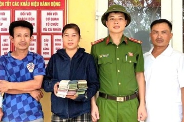 Phát hiện nhiều túi bóng bên đường chứa số tiền lớn khi chống bão Bualoi