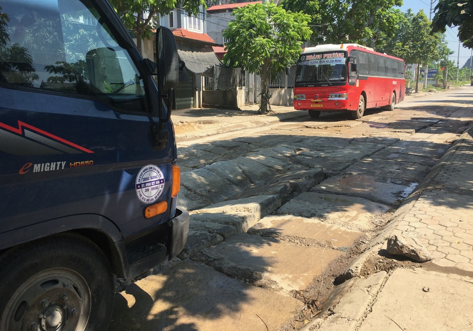 Kinh hãi đoạn đường bê tông vỡ vụn, tai nạn xảy ra như cơm bữa ở Hà Nội - 4 Kinh hãi đoạn đường bê tông vỡ vụn, tai nạn xảy ra như cơm bữa ở Hà Nội - 4