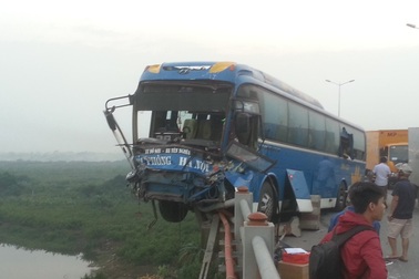 Tai nạn liên hoàn trên cầu Thanh Trì, xe khách suýt “nhảy” sông