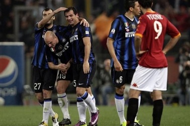 Inter đặt một chân vào chung kết Coppa Italia