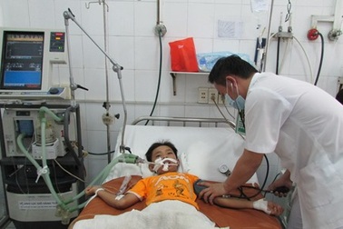 Cứu sống trẻ bị suy hô hấp nguy kịch do bị dây vướng vào cổ lúc chơi đùa