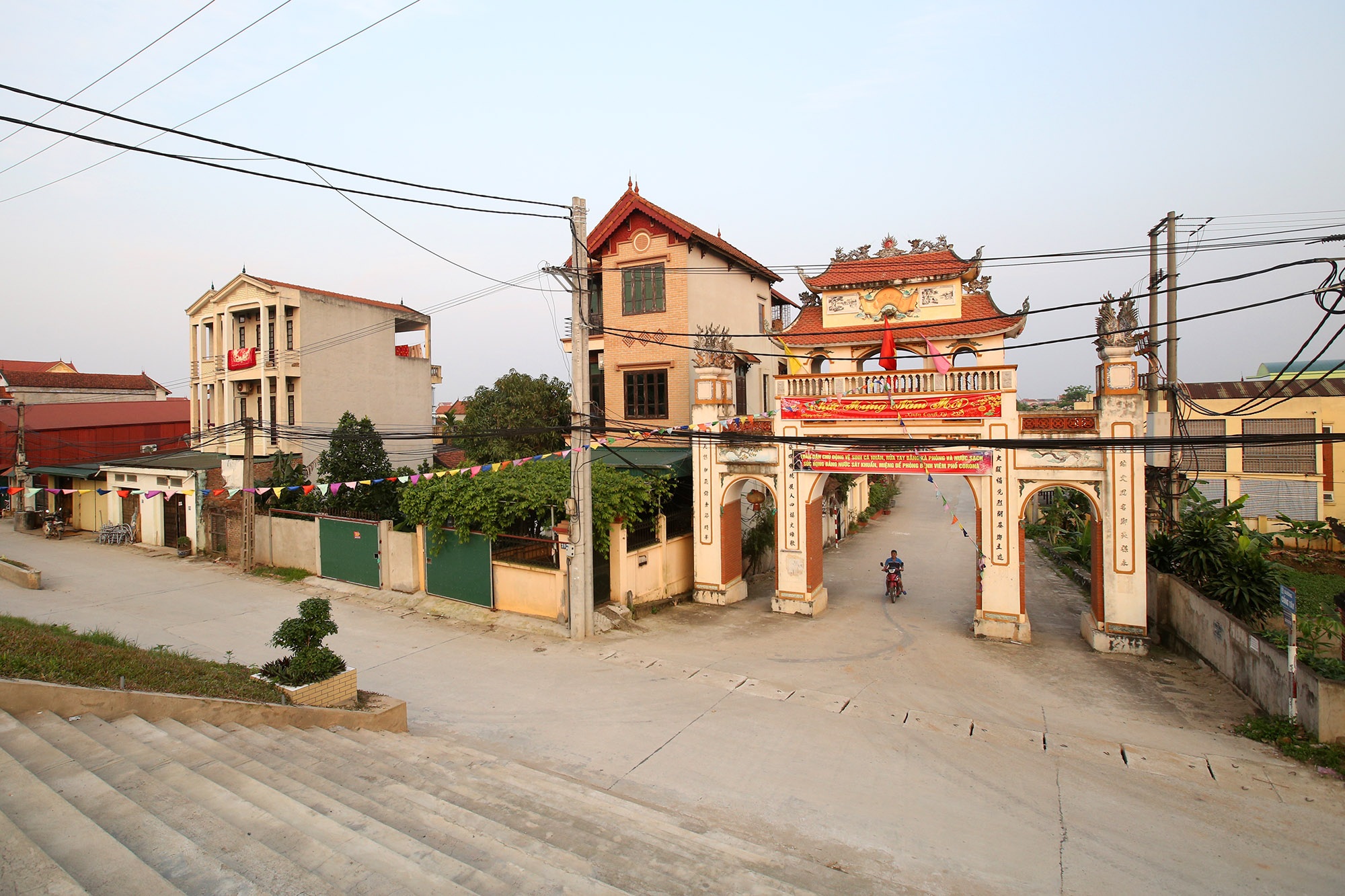 Vùng đất có nhiều cổng làng khủng - 10 Vùng đất có nhiều cổng làng khủng - 10