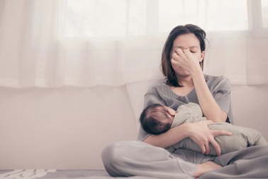 Mang thai bất ngờ khi là sinh viên đại học, cô gái trẻ suy sụp sau sinh