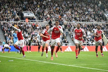 Arsenal ngược dòng ngoạn mục hạ Newcastle