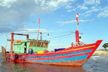 Tàu không số, không người trôi dạt trên vùng biển Kỳ Anh