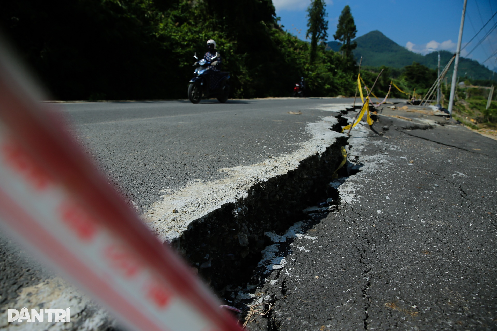 Dân thấp thỏm lưu thông qua tuyến đường sạt lở ở Đà Nẵng - 11 Dân thấp thỏm lưu thông qua tuyến đường sạt lở ở Đà Nẵng - 11