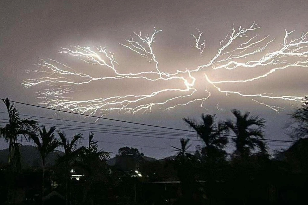 Sét chằng chịt như rễ tre trên bầu trời, người đi đường bật khóc vì sợ - 1 Sét chằng chịt như rễ tre trên bầu trời, người đi đường bật khóc vì sợ - 1