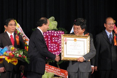 ĐH Đà Nẵng đón nhận Huân chương độc lập hạng ba 