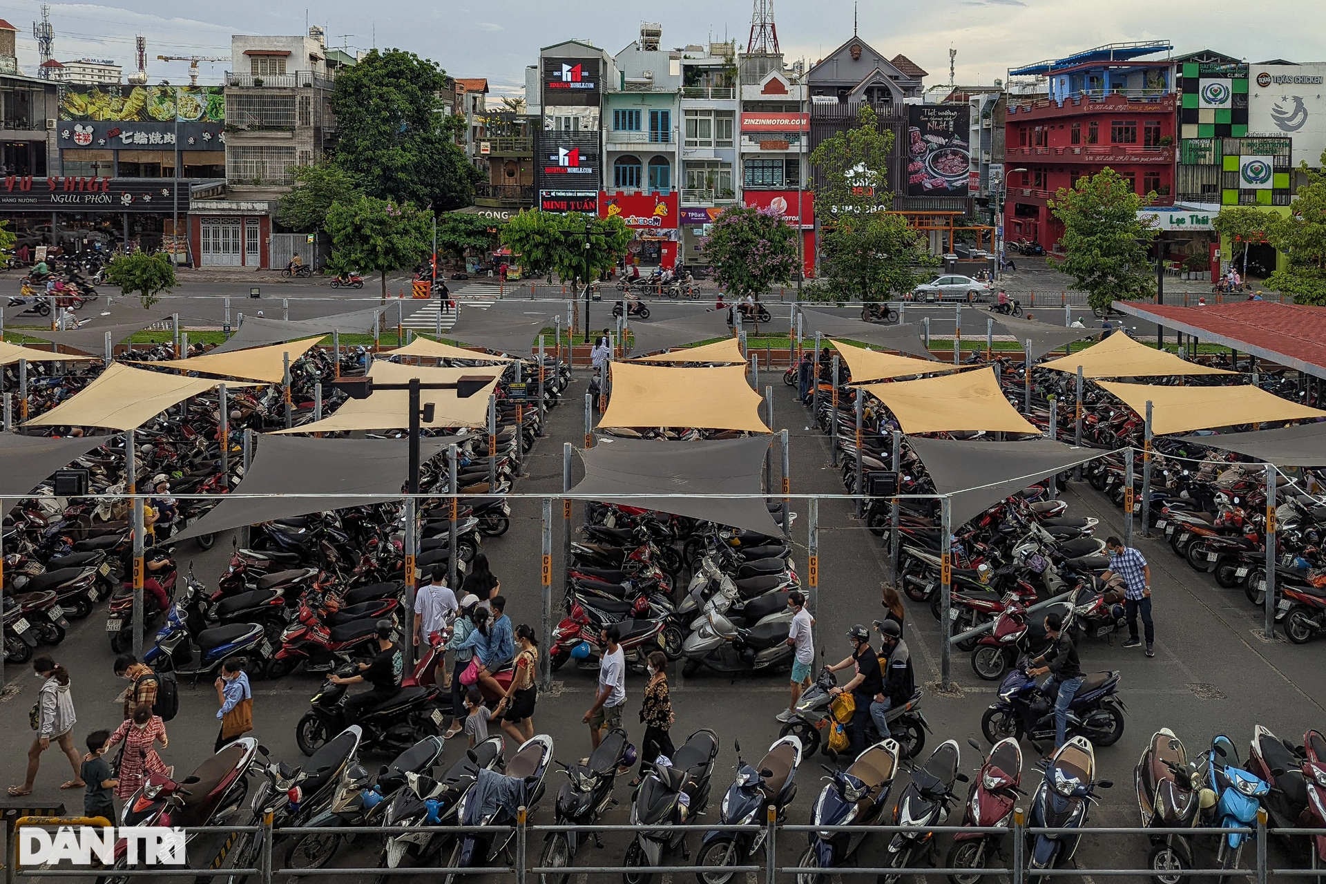 Lo mưa dông, hàng nghìn người dân TPHCM đổ về các siêu thị, TTTM chơi lễ - 14 Lo mưa dông, hàng nghìn người dân TPHCM đổ về các siêu thị, TTTM chơi lễ - 14