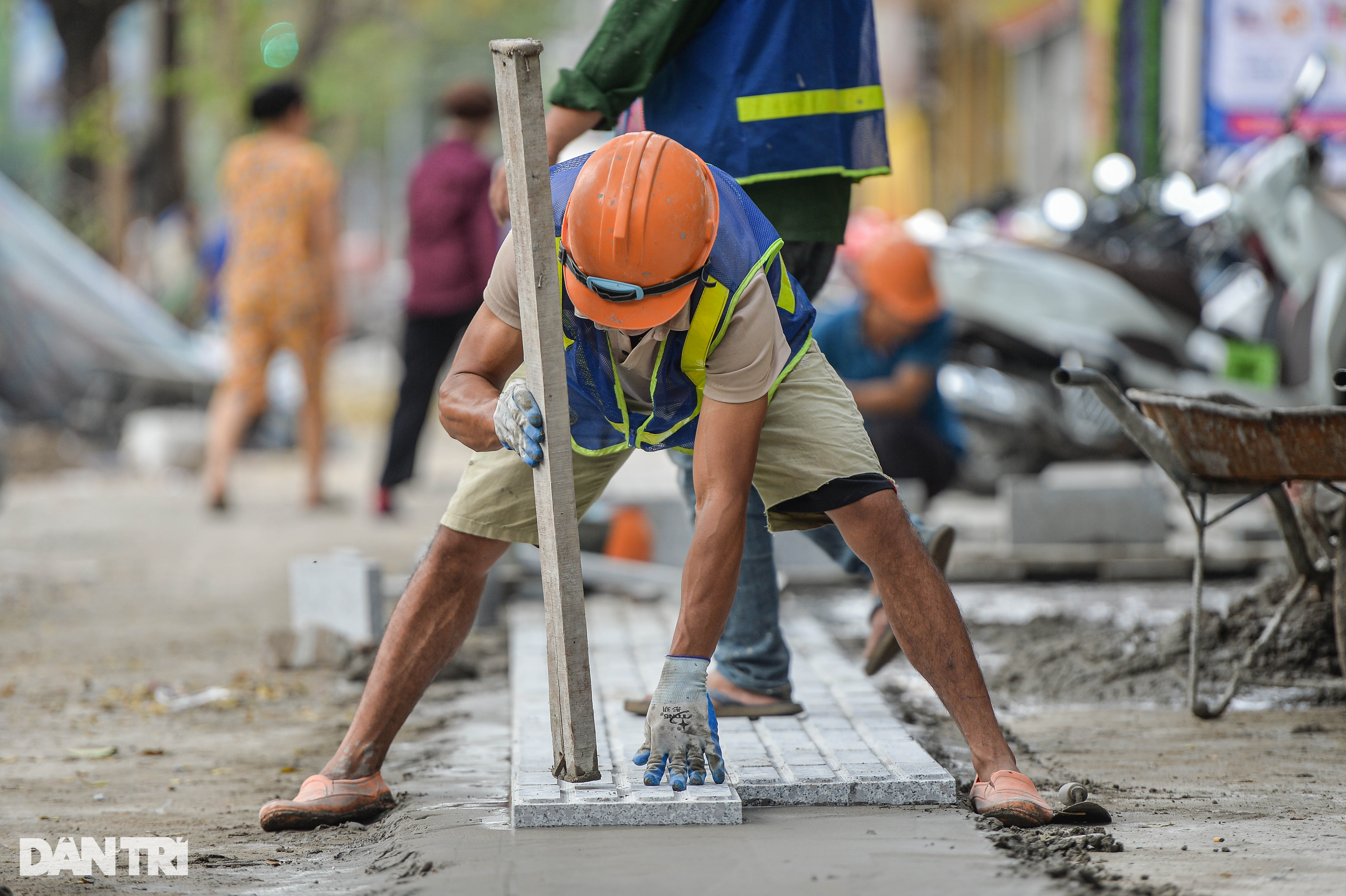 Dân Hà Nội khốn khổ vì bụi mù mịt, tiếng ồn inh tai từ lát đá vỉa hè - 4