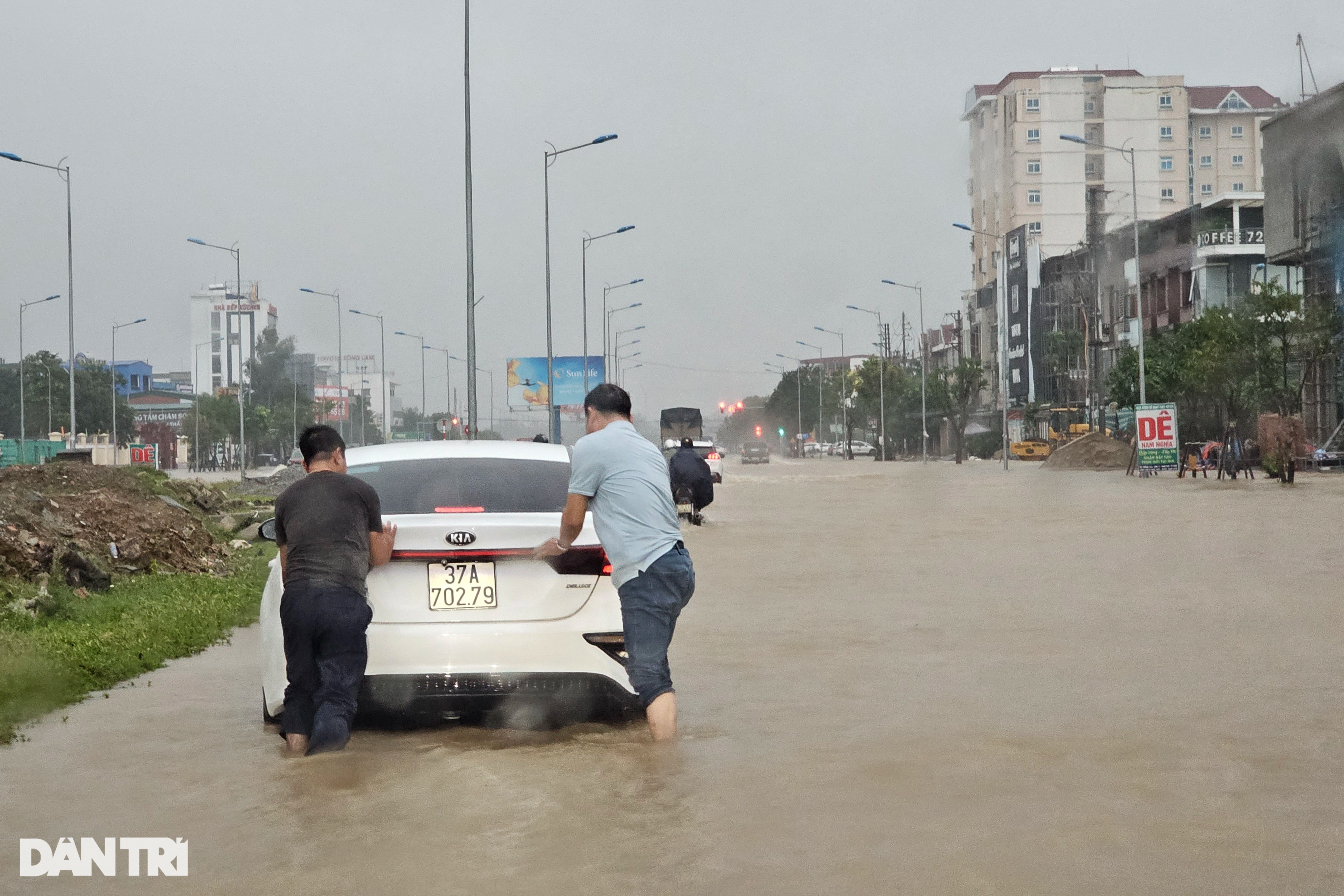 Ô tô bơi trên đường phố Vinh sau trận mưa lớn - 5