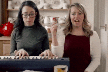 Hát nhạc quảng cáo gây… bực mình, ca sĩ bị đe dọa