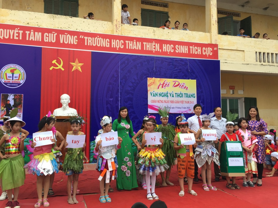 Cảm động thầy cô trường tiểu học đến tận nhà học sinh giao bài tập - 1 Cảm động thầy cô trường tiểu học đến tận nhà học sinh giao bài tập - 1