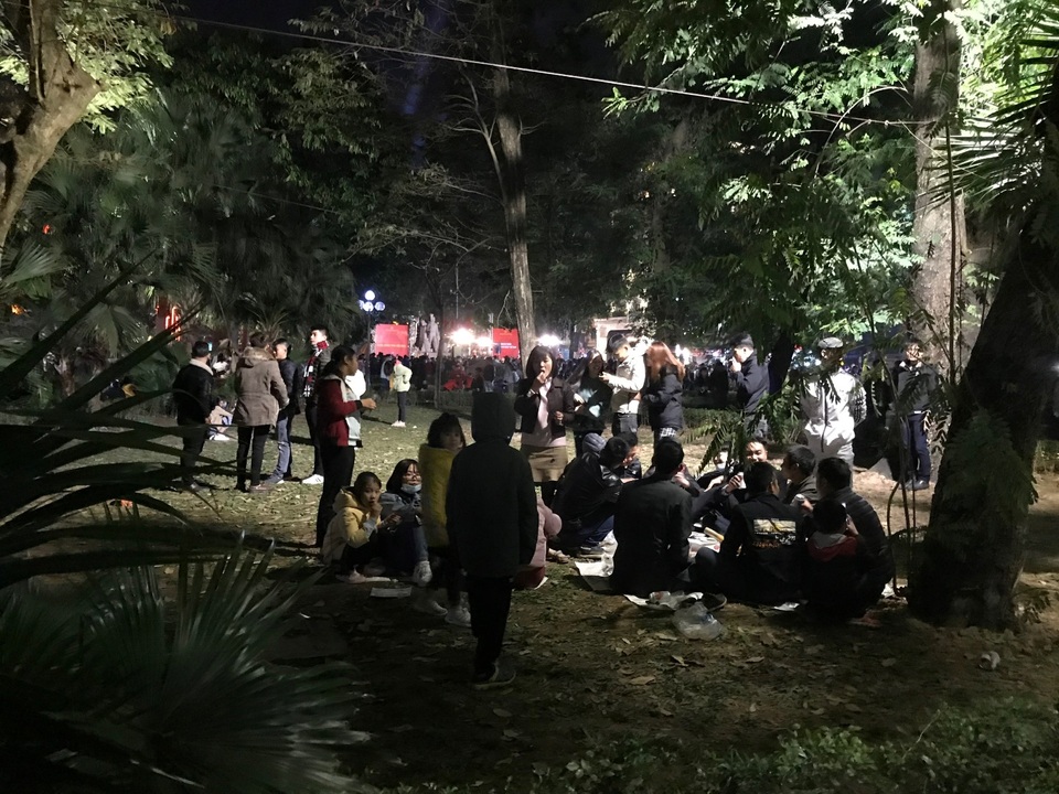 Người dân trèo lên Tháp Bút, mở tiệc ăn nhậu trên bãi cỏ để ngắm pháo hoa - 8 Người dân trèo lên Tháp Bút, mở tiệc ăn nhậu trên bãi cỏ để ngắm pháo hoa - 8