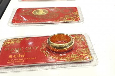 Giá vàng giảm sốc, lùi về mốc 43 triệu đồng/lượng