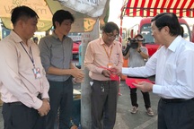 Nguyên Chủ tịch nước Trương Tấn Sang tặng quà tết cho hành khách tại bến xe