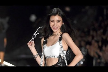 Siêu mẫu Hề Mộng Dao trình diễn "nội y"