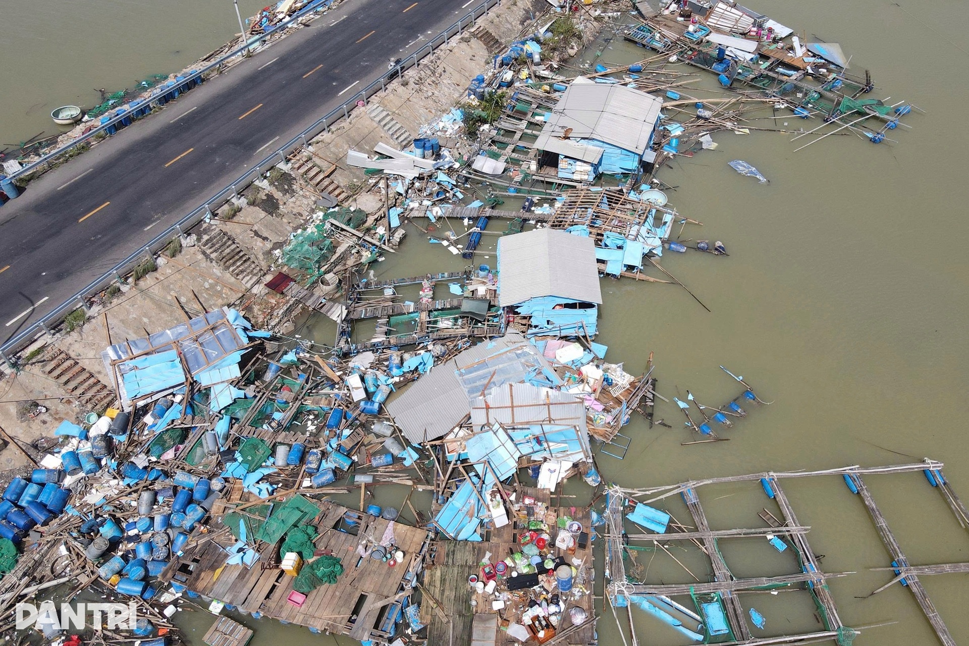 Cuộc tháo chạy của cả gia đình khi bão Kalmaegi ập tới - 8 Cuộc tháo chạy của cả gia đình khi bão Kalmaegi ập tới - 8