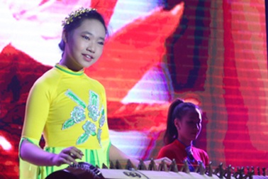 Nữ sinh thế hệ 2k khoe tài chơi nhạc dân tộc điêu luyện