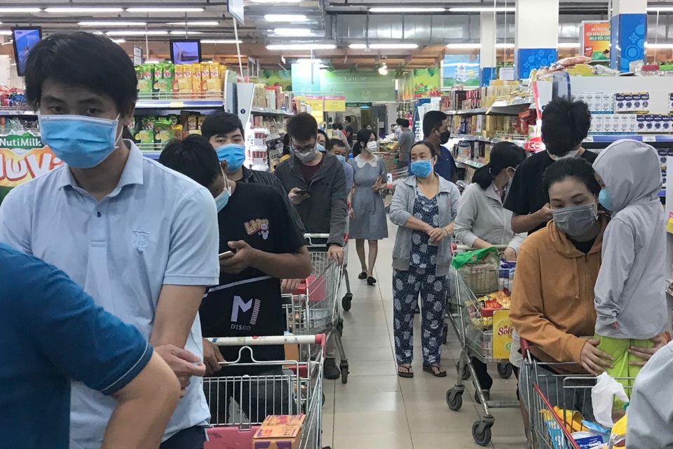 TPHCM: Sau lệnh giãn cách xã hội, siêu thị đông nghẹt, cạn hàng - 9 TPHCM: Sau lệnh giãn cách xã hội, siêu thị đông nghẹt, cạn hàng - 9