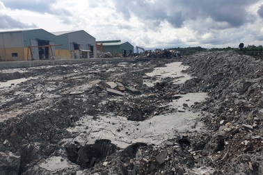 Hồ chứa nước thải bị vỡ, lãnh đạo doanh nghiệp đổ do… mưa lớn!