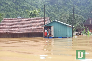 Người dân vùng “rốn lũ” được tặng 58 nhà phao để vượt lũ