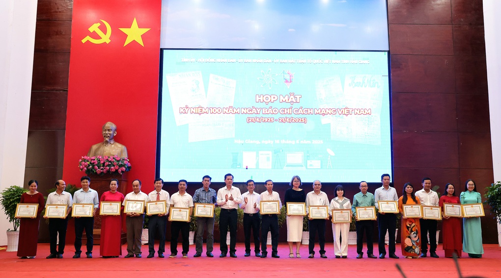 UBND tỉnh Bạc Liêu chúc mừng Văn phòng báo Dân trí tại Cần Thơ dịp 21/6 - 2 UBND tỉnh Bạc Liêu chúc mừng Văn phòng báo Dân trí tại Cần Thơ dịp 21/6 - 2