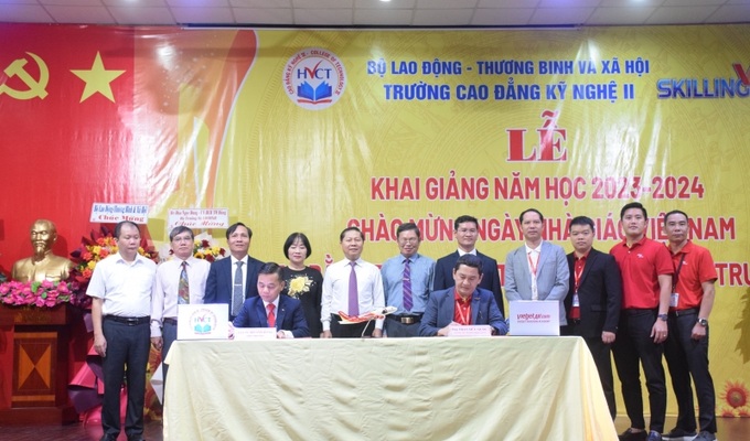 Thứ trưởng Lê Tấn Dũng chứng kiến Lễ ký kết hợp tác giữa Trường HVCT với doanh nghiệp.