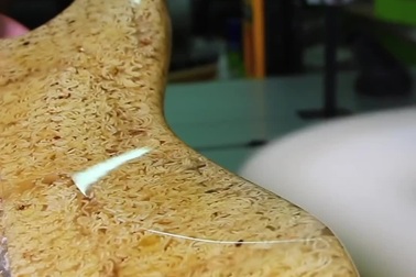 Độc đáo cây đàn guitar điện được tạo ra từ... mì ăn liền