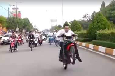 Xác minh nhóm thanh niên đầu trần "bốc đầu" xe máy trên đường