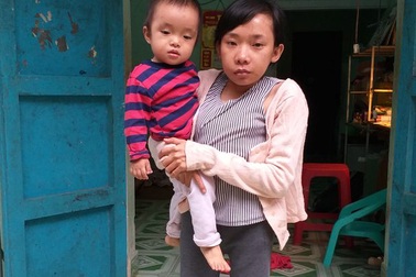 Cô gái lưng gù trót một lần làm mẹ ôm "trái tim tật nguyền" vì người yêu phụ tình