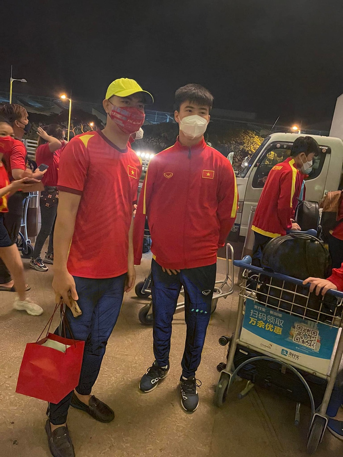 Người hâm mộ ra sân bay Singapore tiễn đội tuyển Việt Nam về nước - 1 Người hâm mộ ra sân bay Singapore tiễn đội tuyển Việt Nam về nước - 1