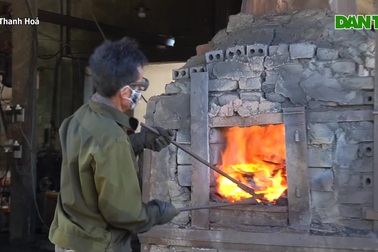 Những người làm việc bên lò than rực lửa giữa thời tiết nắng 40 độ C