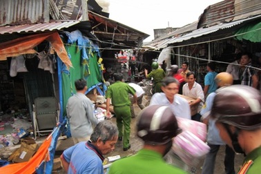 Cháy chợ, 8 căn nhà và hàng chục ki ốt bị thiêu rụi