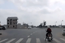 Cố nhanh vài giây, xe bán tải bị đâm lật nghiêng vì vượt đèn đỏ