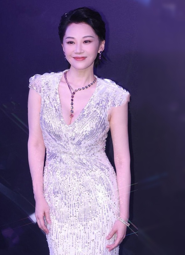 Lý Nhược Đồng và dàn chị đẹp không sợ tuổi tác - 4