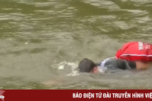 Chán nản vì tắc đường, một người Đức bơi đi làm hàng ngày