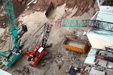 Cần cẩu gãy đổ vào nhà dân, chủ nhà tưởng... bom nổ